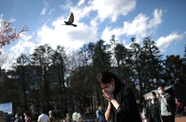 黙祷を捧げる女性（東京） - Sputnik 日本
