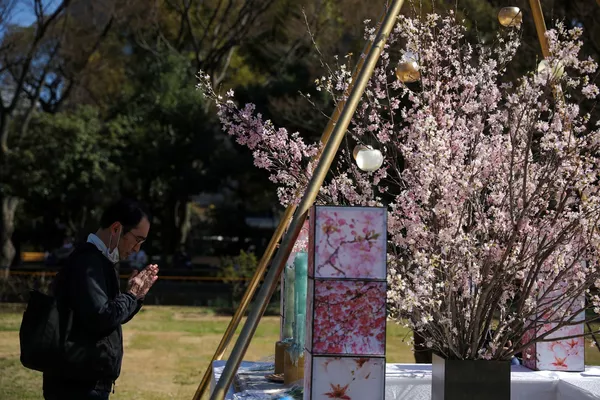 黙祷を捧げる男性（東京・日比谷公園） - Sputnik 日本