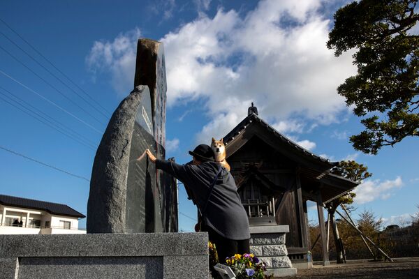 記念碑に手をついて黙祷する女性（福島県いわき市） - Sputnik 日本