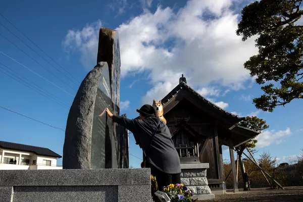 記念碑に手をついて黙祷する女性(福島県いわき市) 記念碑に手をついて黙祷する女性(福島県いわき市) - Sputnik 日本