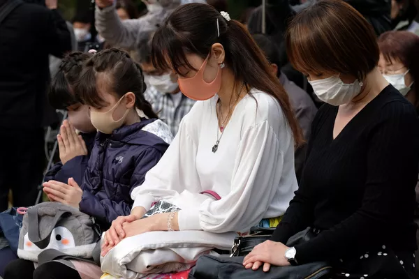 黙祷を捧げる人々(東京) 黙祷を捧げる人々(東京) - Sputnik 日本