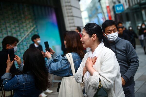 ショーウインドウに飾られたメッセージを見つめる女性（東京・銀座） - Sputnik 日本