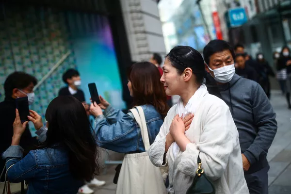 ショーウインドウに飾られたメッセージを見つめる女性(東京・銀座) ショーウインドウに飾られたメッセージを見つめる女性(東京・銀座) - Sputnik 日本
