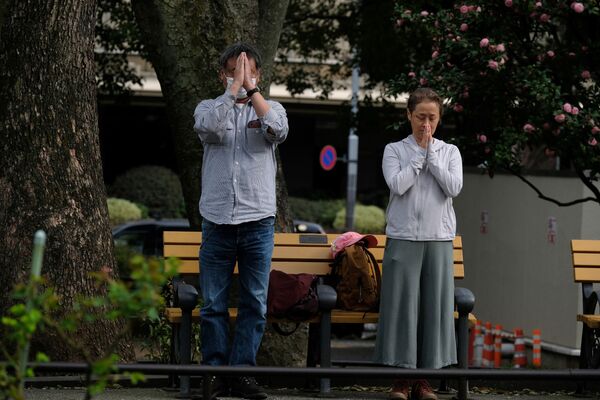 黙祷を捧げる男女（東京） - Sputnik 日本