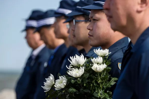 1分間の黙祷をおこなう警察官（福島県浪江町） - Sputnik 日本