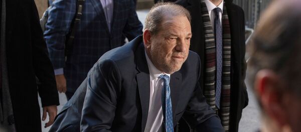 Американский кинопродюсер Харви Вайнштейн прибывает в суд по уголовным делам Нью-Йорка - Sputnik 日本