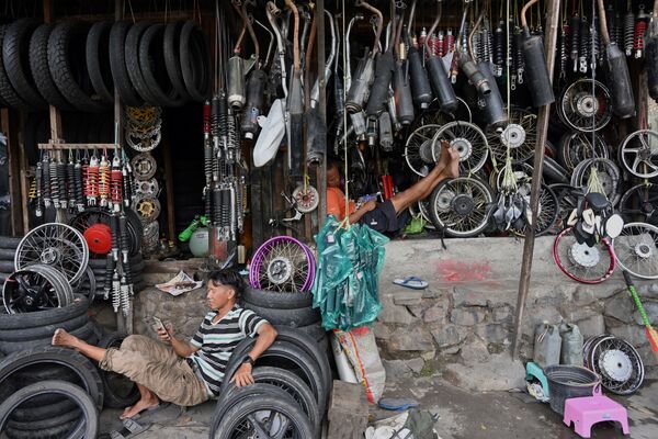 オートバイの修理屋で客を待つ店員（インドネシア・ジャカルタ） - Sputnik 日本