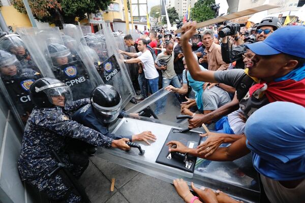 反政府デモの参加者と警察の衝突（ベネズエラ・カラカス） - Sputnik 日本