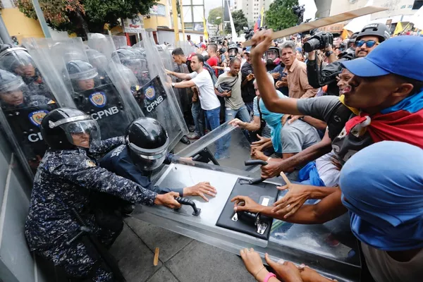 反政府デモの参加者と警察の衝突(ベネズエラ・カラカス) 反政府デモの参加者と警察の衝突(ベネズエラ・カラカス) - Sputnik 日本