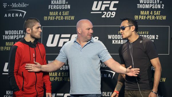 UFC president Dana White stands between fighters Tony Ferguson, right, and Khabib Nurmagomedov, of Russia, during a news conference for UFC 209, Thursday, March 2, 2017, in Las Vegas - Sputnik 日本