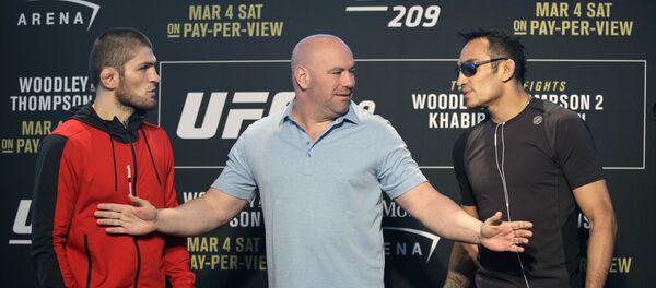 UFC president Dana White stands between fighters Tony Ferguson, right, and Khabib Nurmagomedov, of Russia, during a news conference for UFC 209, Thursday, March 2, 2017, in Las Vegas - Sputnik 日本