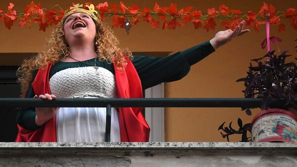 バルコニーで歌う女性（イタリア・ローマ） - Sputnik 日本