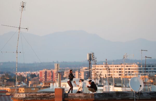 屋上にたたずむ若者たち（イタリア・ローマ） - Sputnik 日本