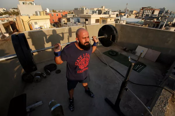 自宅の屋上でトレーニングするサッカー選手 オサマ・フセイン(イラク・アルビール)
自宅の屋上でトレーニングするサッカー選手 オサマ・フセイン(イラク・アルビール)
- Sputnik 日本
