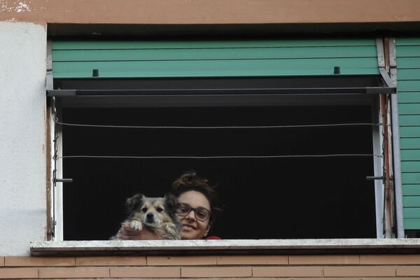 窓から外を眺める少女と犬（イタリア・ローマ） - Sputnik 日本