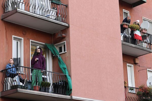 バルコニーで隣人の演奏に耳を傾ける市民（イタリア・ミラノ） - Sputnik 日本