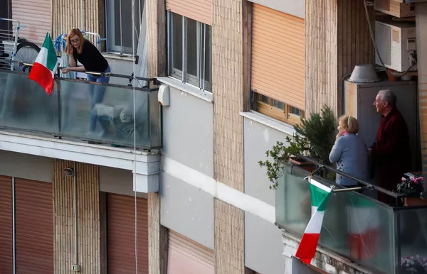 フラッシュモブをバルコニーから覗く市民(イタリア・ローマ) フラッシュモブをバルコニーから覗く市民(イタリア・ローマ) - Sputnik 日本