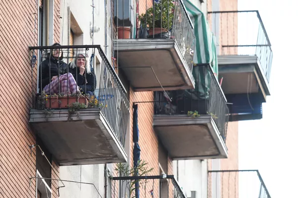 バルコニーで隣人のギター演奏に耳を傾ける女性たち(イタリア・ミラノ) バルコニーで隣人のギター演奏に耳を傾ける女性たち(イタリア・ミラノ) - Sputnik 日本