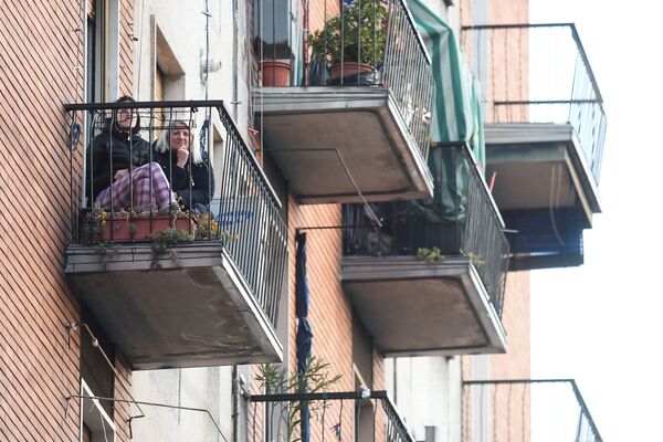 バルコニーで隣人のギター演奏に耳を傾ける女性たち（イタリア・ミラノ） - Sputnik 日本