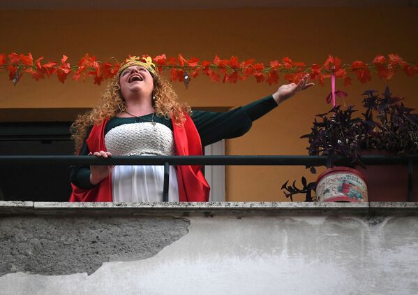 バルコニーで歌う女性（イタリア・ローマ） - Sputnik 日本