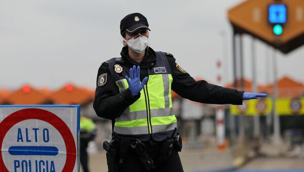 Полицейский в маске на границе Испании и Франции - Sputnik 日本