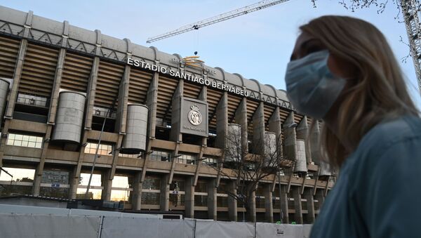 Девушка в защитной маске у стадиона Сантьяго Бернабеу в Мадриде - Sputnik 日本