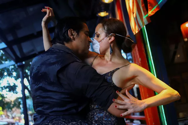 マスクをしてタンゴを踊る男女(アルゼンチン・ブエノスアイレス) マスクをしてタンゴを踊る男女(アルゼンチン・ブエノスアイレス) - Sputnik 日本
