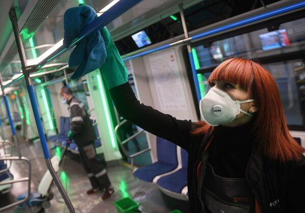 地下鉄車両を消毒する職員（ロシア・モスクワ） - Sputnik 日本