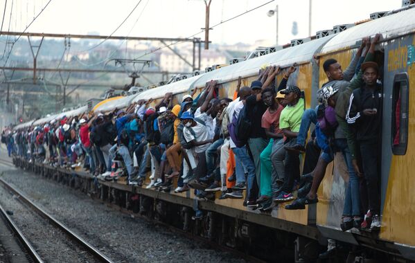 大混雑の通勤列車（南アフリカ・ソウェト） - Sputnik 日本