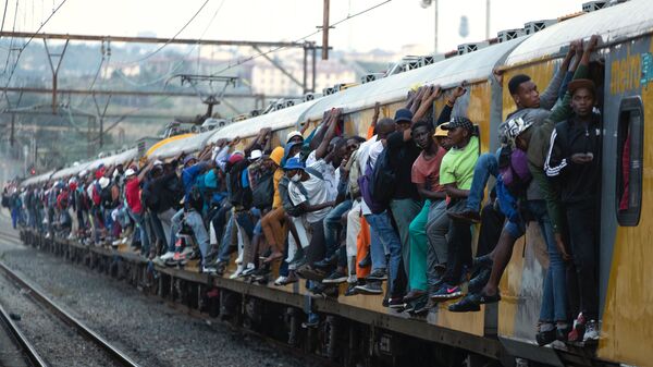  Пассажиры в переполненном поезде в Соуэто, Южная Африка - Sputnik 日本