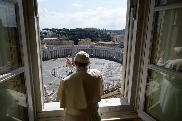 無人のサン・ピエトロ広場に祝福するローマ教皇 無人のサン・ピエトロ広場に祝福するローマ教皇 - Sputnik 日本