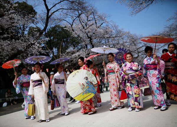 着物を着て上野公園の花見に訪れた観光客（日本・東京） - Sputnik 日本