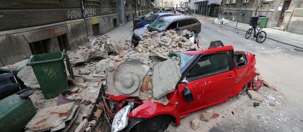 がれきに潰された自動車 がれきに潰された自動車 - Sputnik 日本