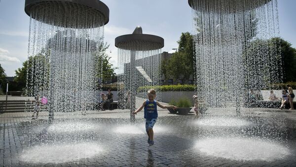 Ребенок у фонтана в Вильнюсе, Литва - Sputnik 日本