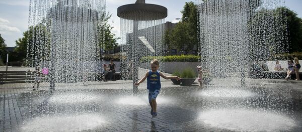 Ребенок у фонтана в Вильнюсе, Литва Ребенок у фонтана в Вильнюсе, Литва - Sputnik 日本