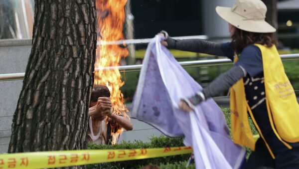 ソウル日本大使館前で韓国人男性が焼身自殺、この責任が日本にあるか？ - Sputnik 日本