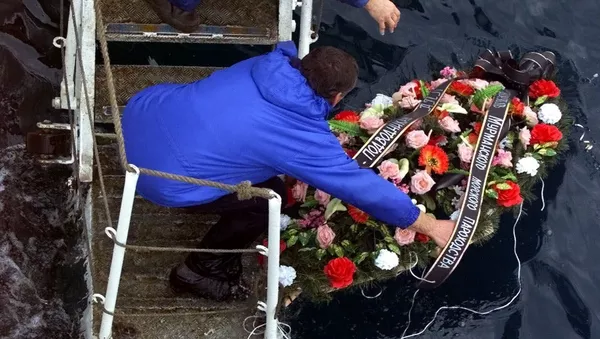 原潜艦「クルスク」沈没事故から１５年、ムールマンスクからセバストーポリまで各地で慰霊祭 - Sputnik 日本