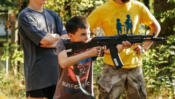 英紙　ウクライナの「アゾフ」部隊が子供たちに射撃を教えている特別施設の写真を公開 - Sputnik 日本