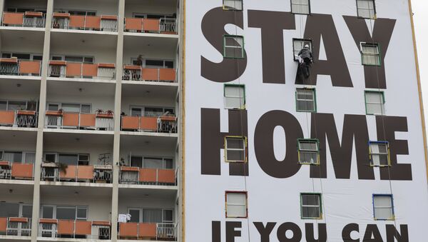 Рекламный плакат с призывом остаться дома на здании в Южной Африке  - Sputnik 日本