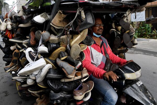 路上で中古の靴を販売する男性（カンボジア・プノンペン） - Sputnik 日本