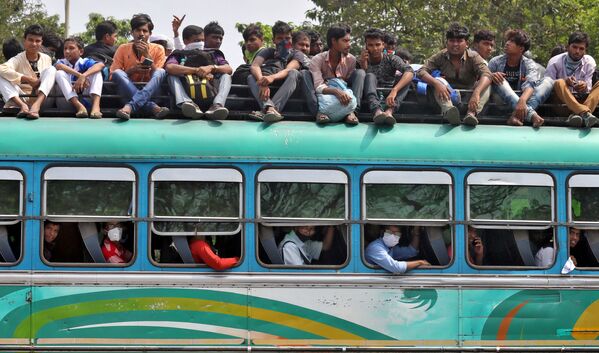 都市封鎖前にバスで故郷へ帰る人々（インド・コルカタ） - Sputnik 日本