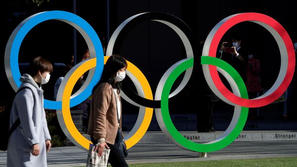 Женщины у Олимпийских колец в Токио, Япония - Sputnik 日本