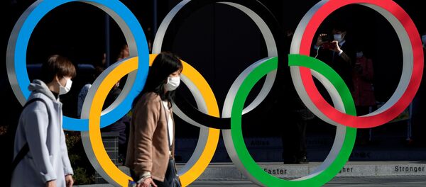 Женщины у Олимпийских колец в Токио, Япония Женщины у Олимпийских колец в Токио, Япония - Sputnik 日本