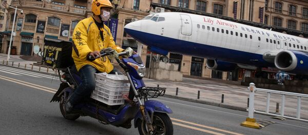 スクーターで街を走る武漢市民 スクーターで街を走る武漢市民 - Sputnik 日本