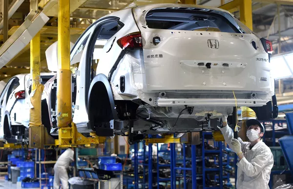 マスク着用で仕事をするホンダの従業員
