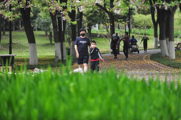 マスクをして公園を散歩をする武漢市民 - Sputnik 日本
