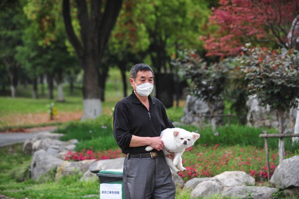 犬を連れ公園を訪れた男性 - Sputnik 日本
