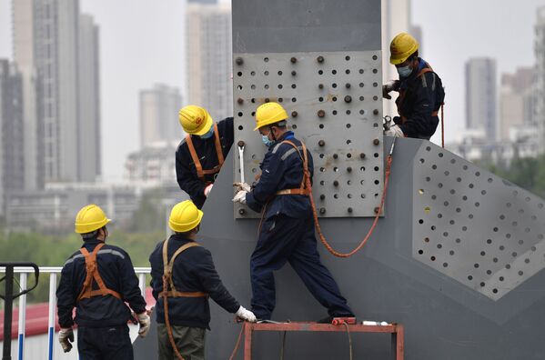 建設工事が再開　マスク着用で作業する建設作業員 - Sputnik 日本