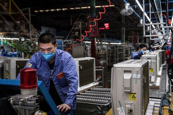 エアコンの生産ラインで働く従業員 - Sputnik 日本