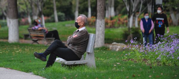 武漢　ベンチに座っている男の人 - Sputnik 日本